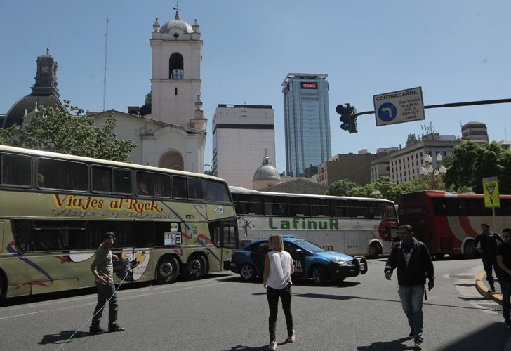 Sorpresiva protesta de micros en Plaza de Mayo