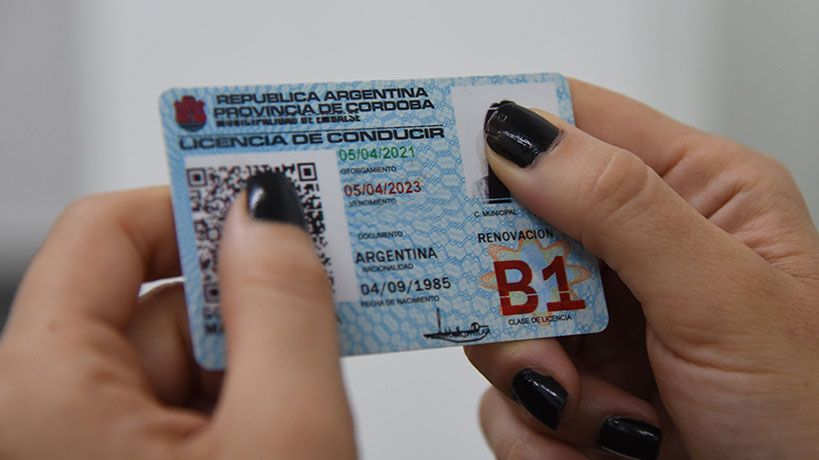 Córdoba: Después de dos meses sin insumos, se regulariza la entrega de plásticos para emitir licencias de conducir
