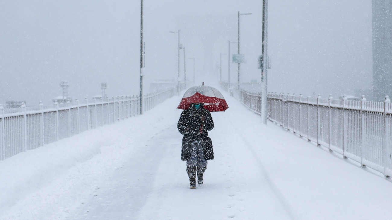 Nueva York habilitó el tránsito tras el récord de nieve y confirmó el regreso a las clases para este martes