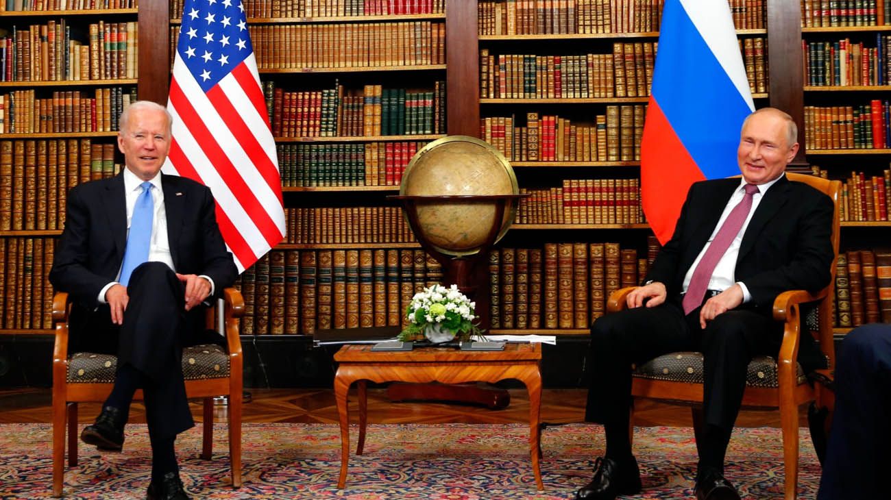 Vladimir Putin y Joe Biden inciaron la etapa de deshielo con un apretón de manos