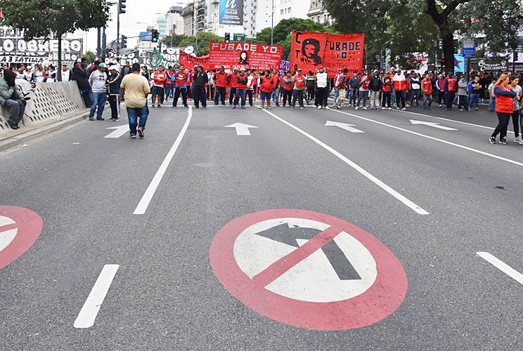 Impulsan una ley para dejar dos carriles libres para colectivos en piquetes