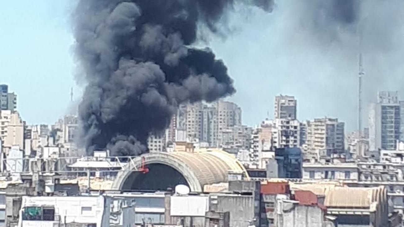 Varias dotaciones de bomberos combaten un voraz incendio en la zona del Abasto