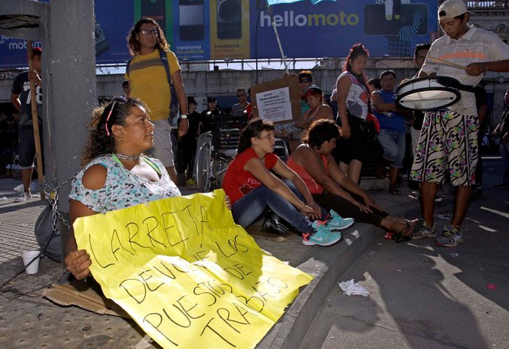 Manteros se encadenan en rechazo del acuerdo con la Ciudad