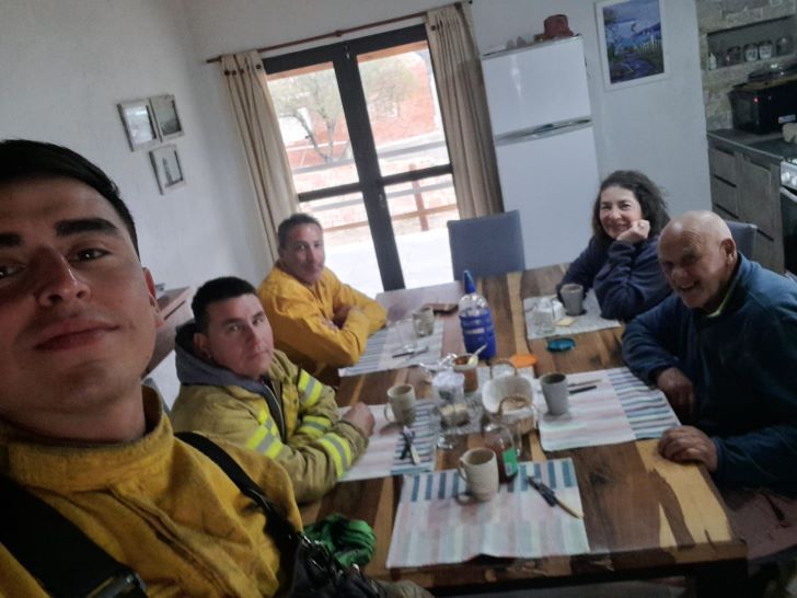 Incendios: la emoción del vecino al que tres bomberos le salvaron la casa en Cabalango