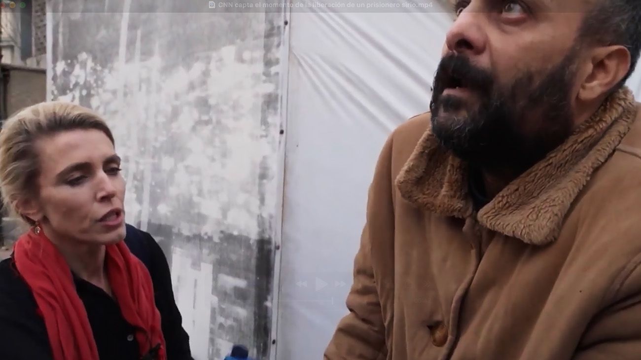 Siria: una periodista mostró cómo liberan a un prisionero que sobrevivió varios días sin comida