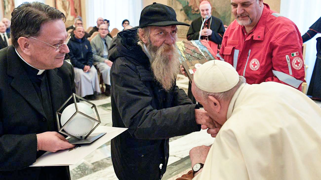 El papa Francisco festejó sus 86 años con “los últimos”