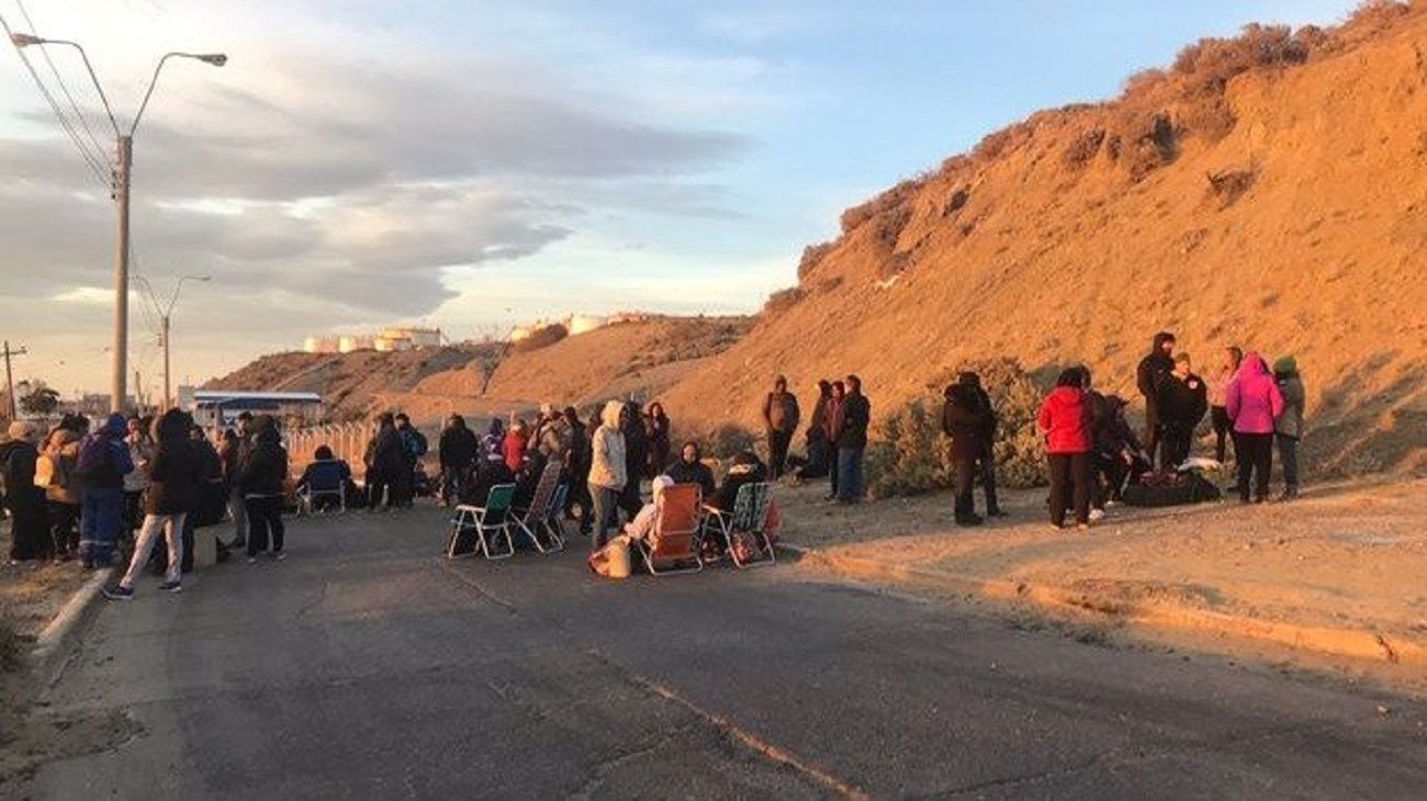 Sigue el conflicto en Chubut: docentes tomaron una playa de tanques de combustible