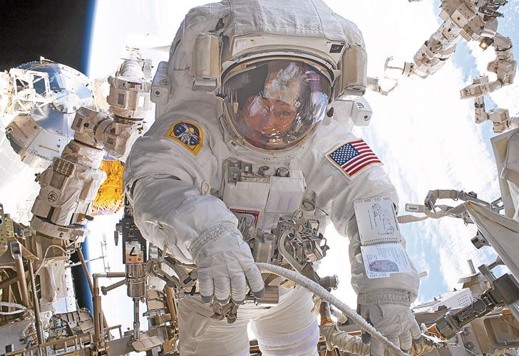 Histórica caminata espacial de dos astronautas de la NASA