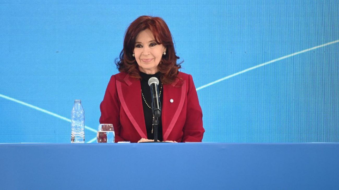 Tras la derrota oficialista en las PASO, Cristina Kirchner mantiene silencio y analiza el nuevo mapa electoral