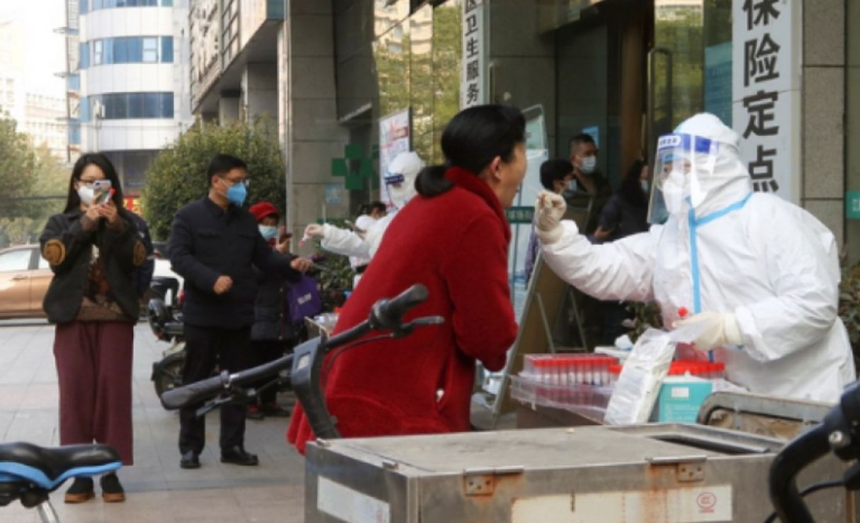Alerta en China por la "rápida propagación" del virus tras suavizar el "covid cero" de Xi