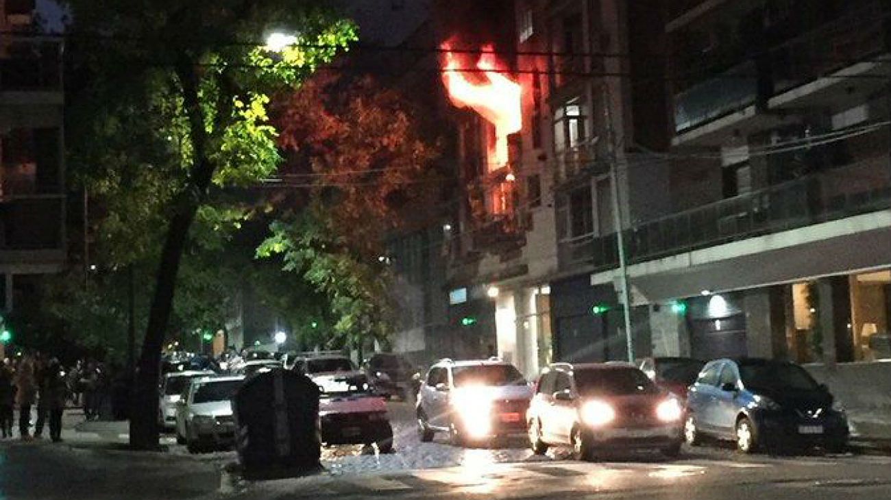 Trágico incendio en Belgrano: un muerto al quedar atrapado en el baño