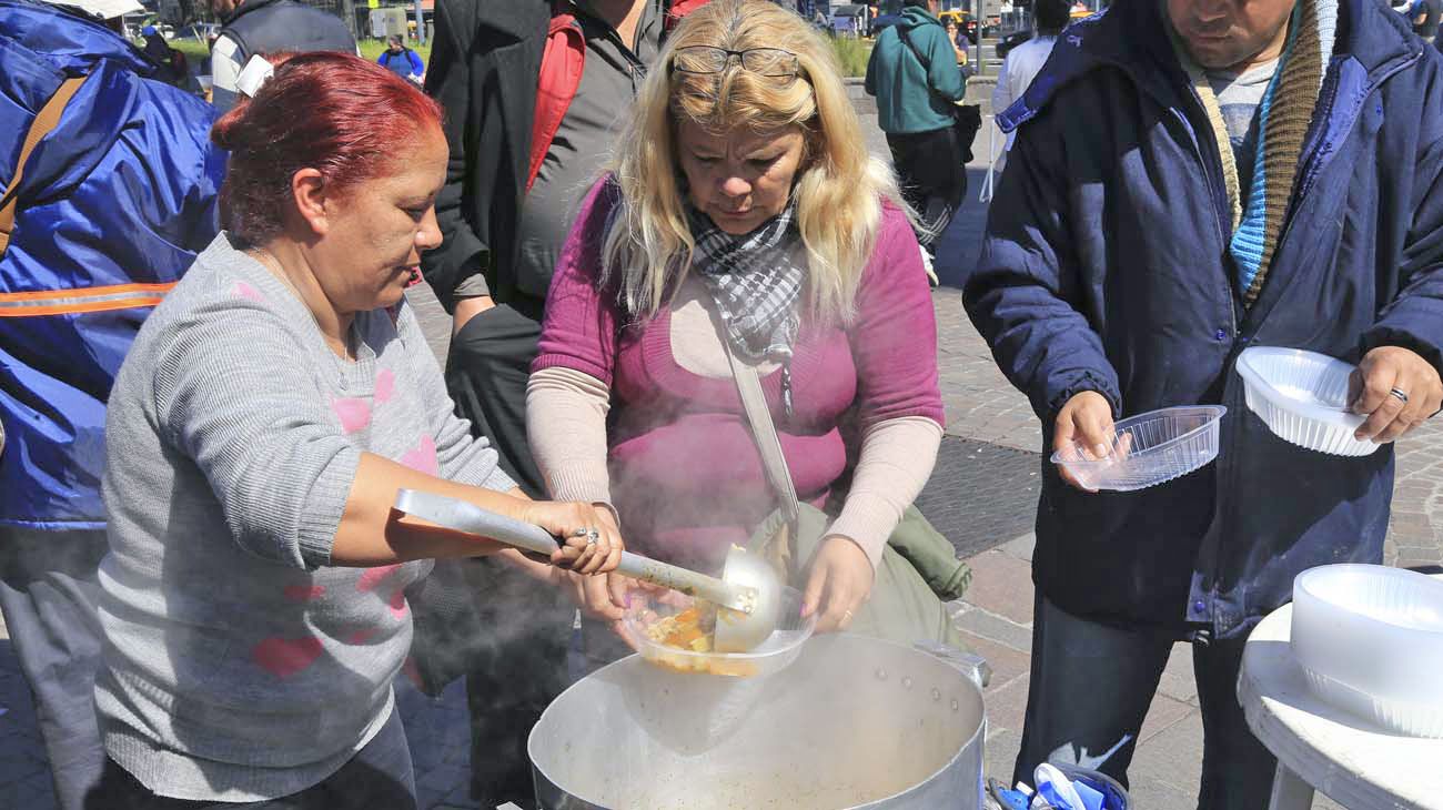 La crisis recae sobre las mujeres: se endeudan a tasas usurarias para comprar alimentos