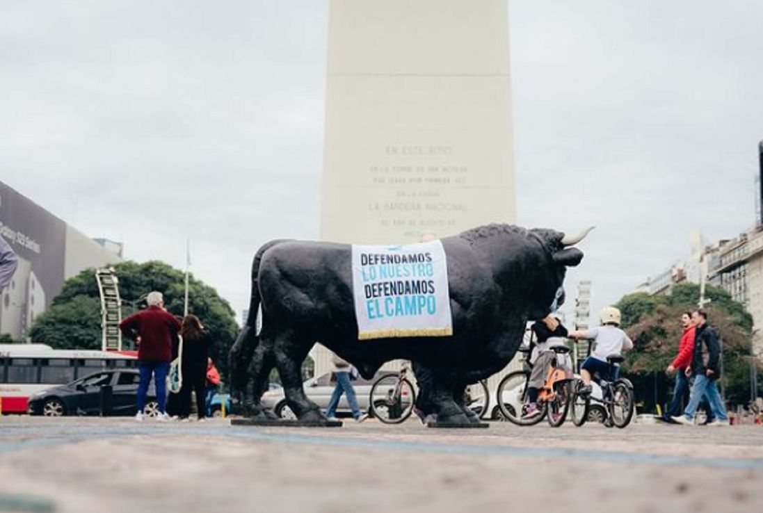 Colocaron la réplica de un toro tamaño real en el Obelisco y se lo llevaron secuestrado