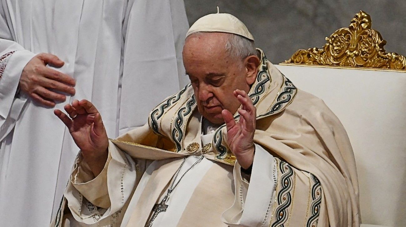 Francisco homenajeó este domingo en la Basílica de San Pedro "al amado Benedicto XVI"