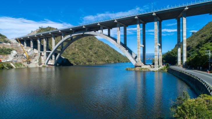 Critican falta de prioridades y endeudamiento en la obra pública