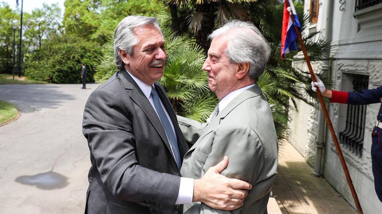 Para Uruguay, el impuesto argentino al "dolar turista" es un "golpe muy negativo"