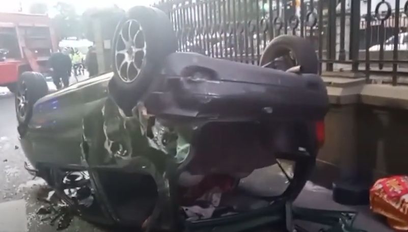 Un Twingo se estrelló contra el paredón del subte A, volcó y terminó chocando a un colectivo
