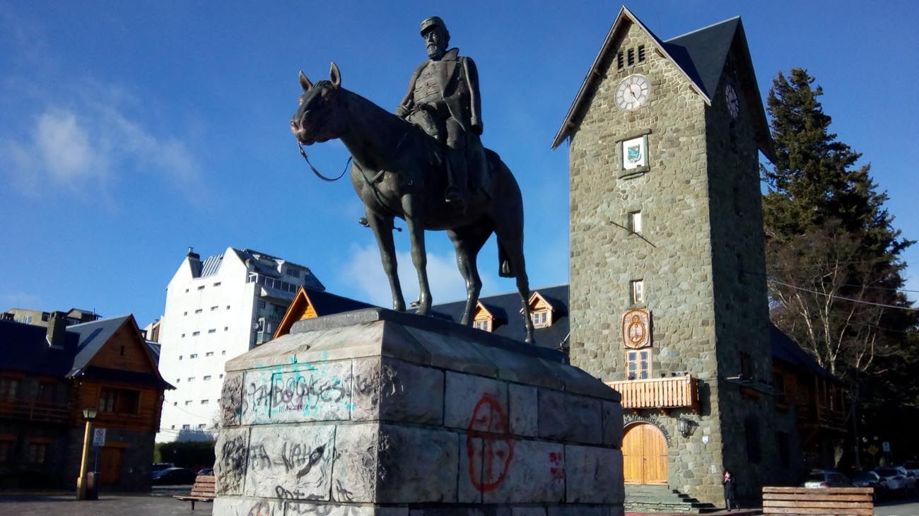 Polémica en Bariloche por el traslado del monumento a Julio Argentino Roca: "Es muy molesto", dijo el intendente