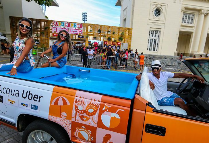 Auto-pileta, el curioso invento brasileño para combatir el calor