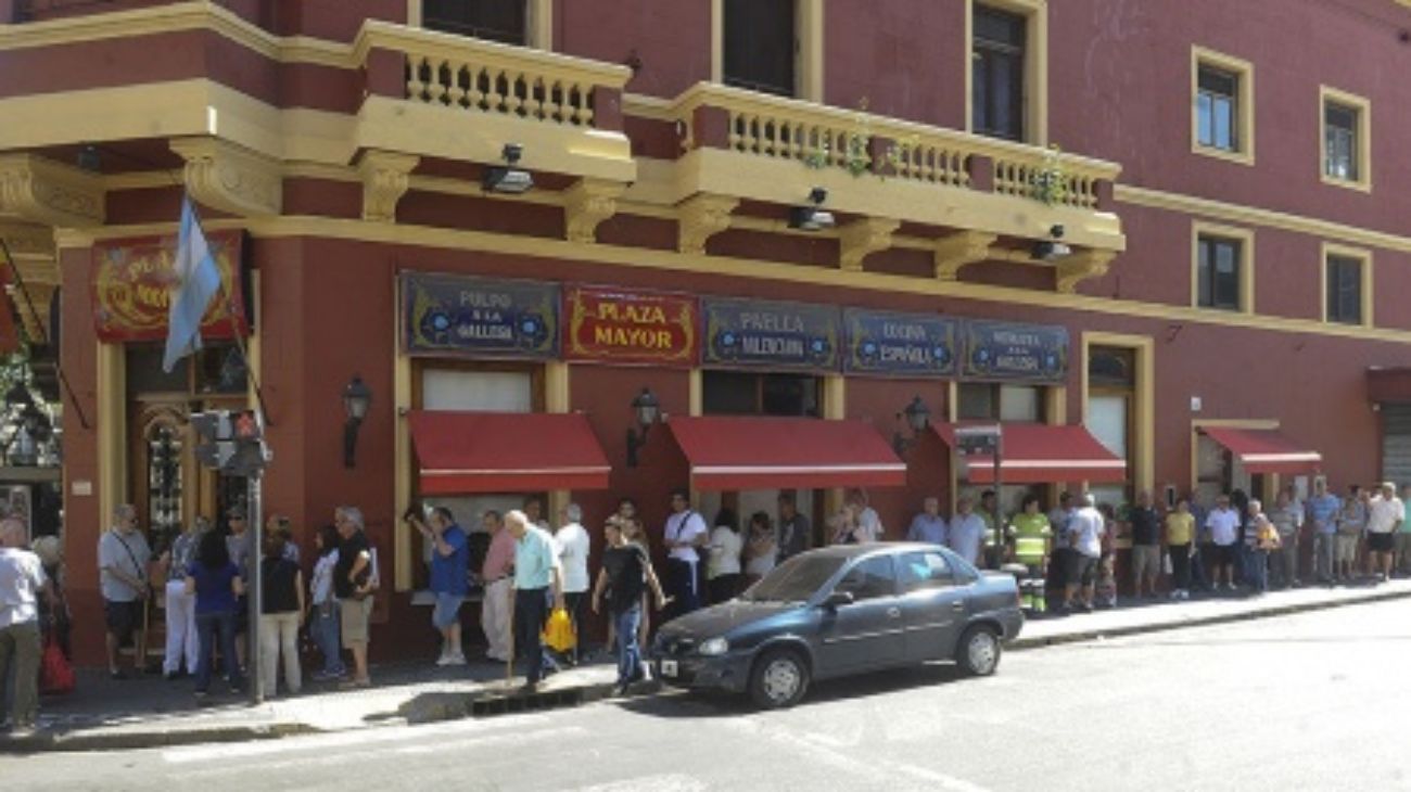 Largas filas para conseguir el histórico pan dulce de Plaza Mayor