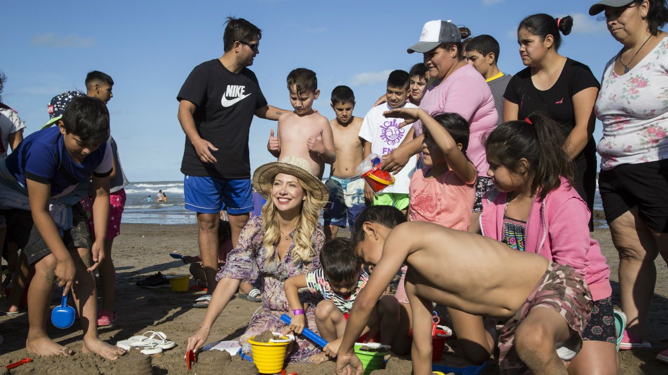 Fabiola Yáñez acompañó a chicos de comunidades rurales a conocer el mar