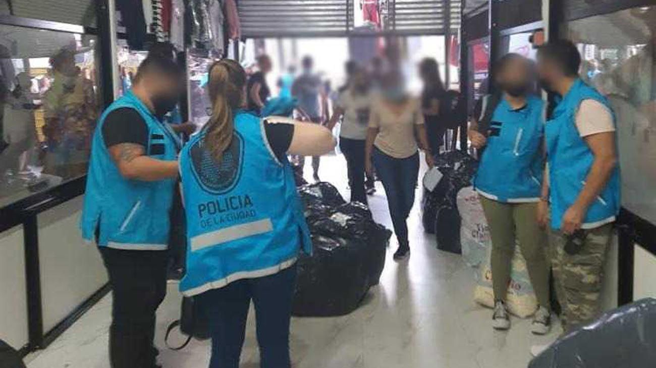 En tres allanamientos decomisaron unas 14 mil prendas con marcas truchas