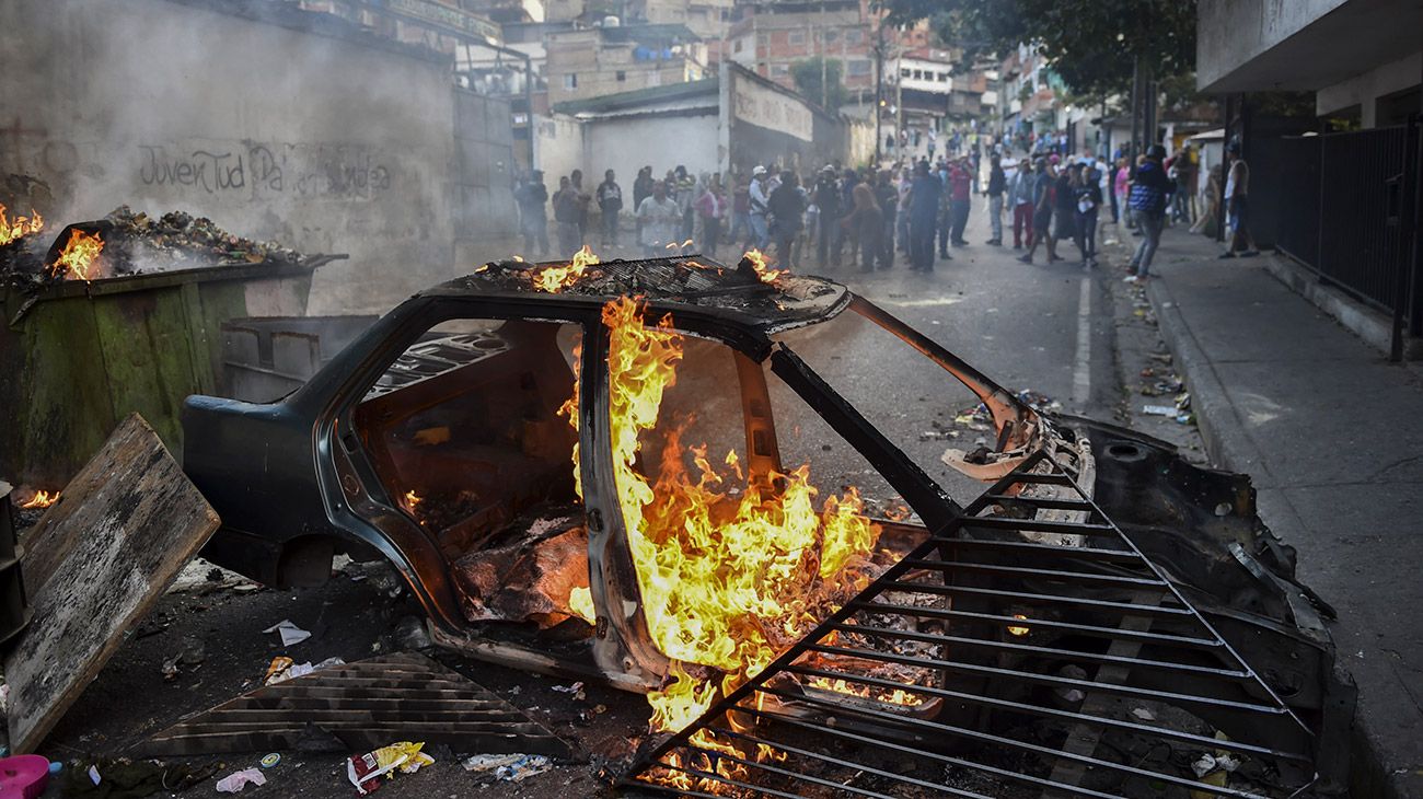 Venezuela: la sublevación de un grupo de militares agudiza la crisis de Maduro