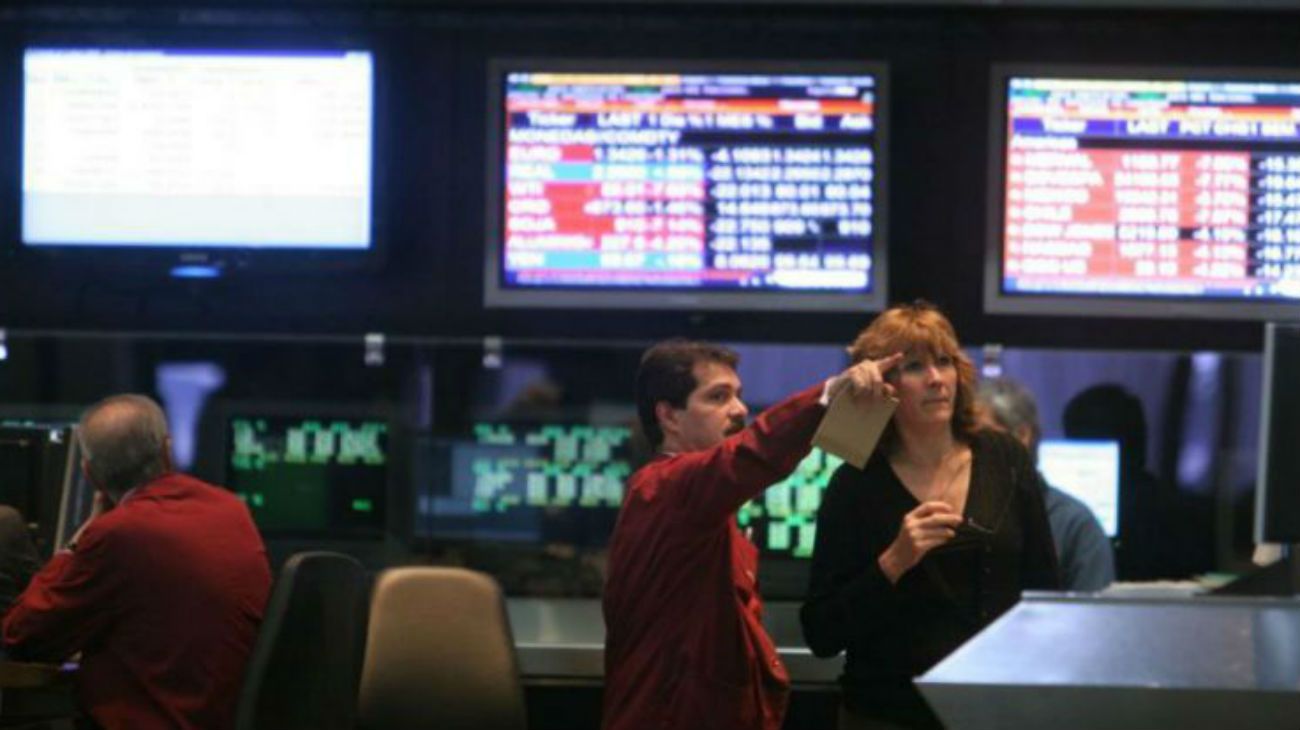 El riesgo país subió 31 puntos y el Merval tuvo una leve caída