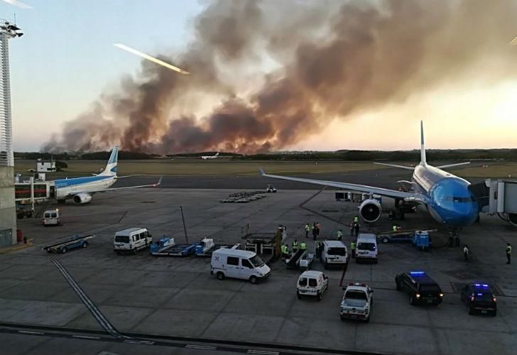 Fuego en Ezeiza: incendio de pastizales detrás del aeropuerto