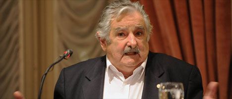 Mujica prohibió a sus funcionarios usar Facebook y Twitter en el trababjo