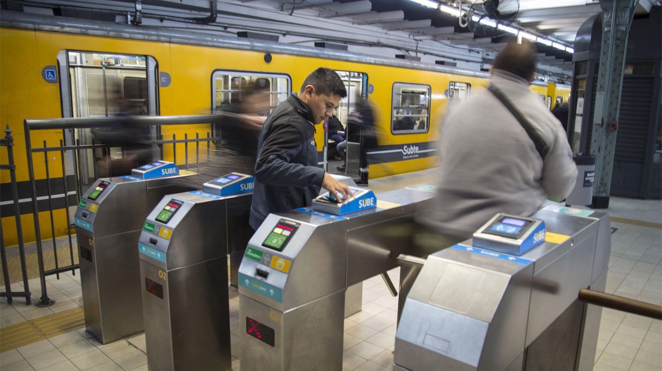 Gremios amenazan con paralizar las seis líneas de subte este viernes