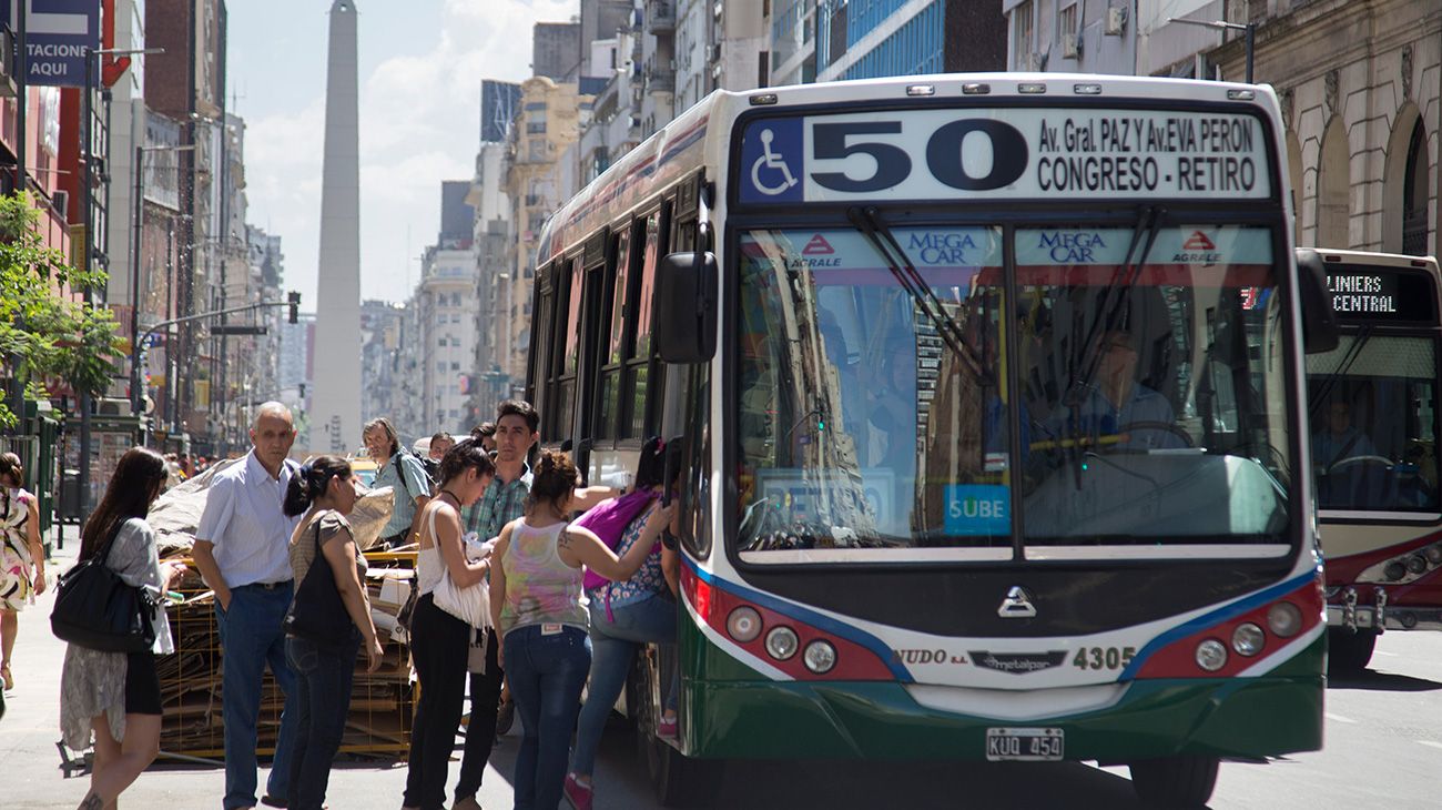 El 2019 arranca con aumentos en trenes, colectivos y agua