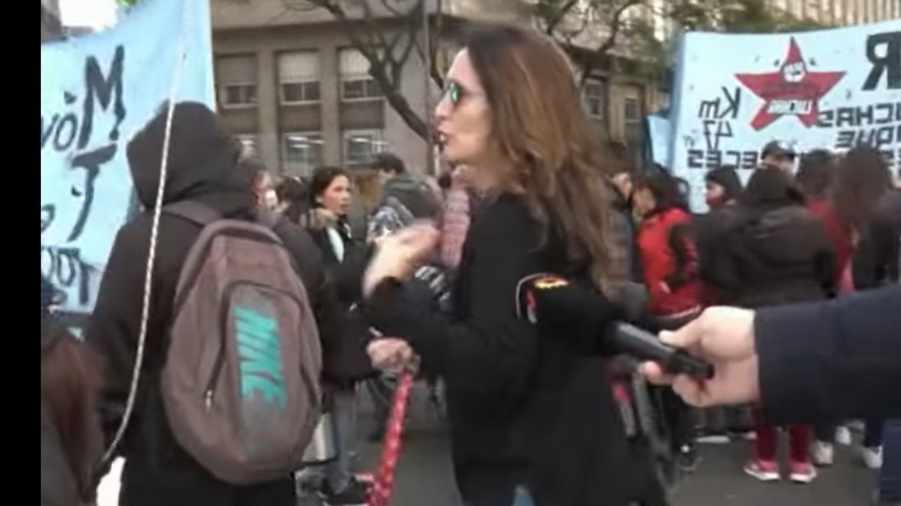 "Estamos laburando para pagarles el plan": una mujer increpó a los piqueteros y despejó la calle