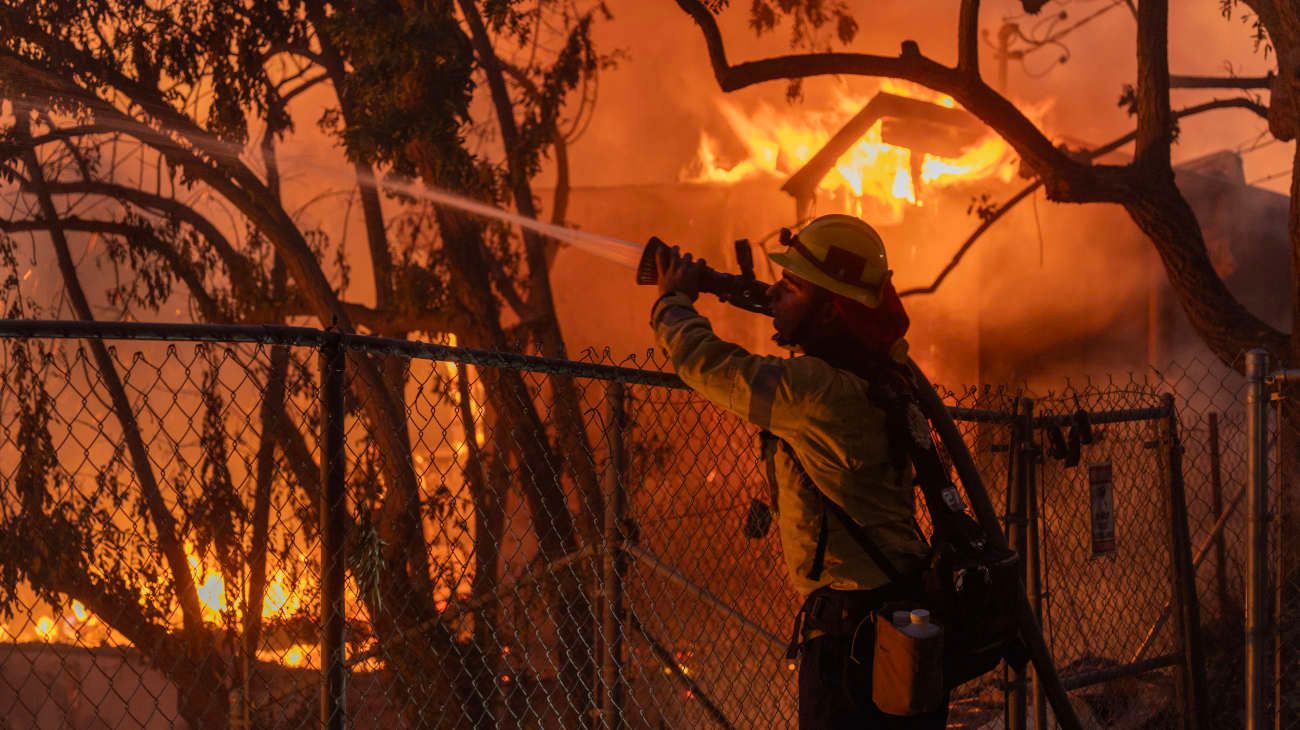Avanzan las llamas en California: las fotos de un viernes terrible para miles de personas