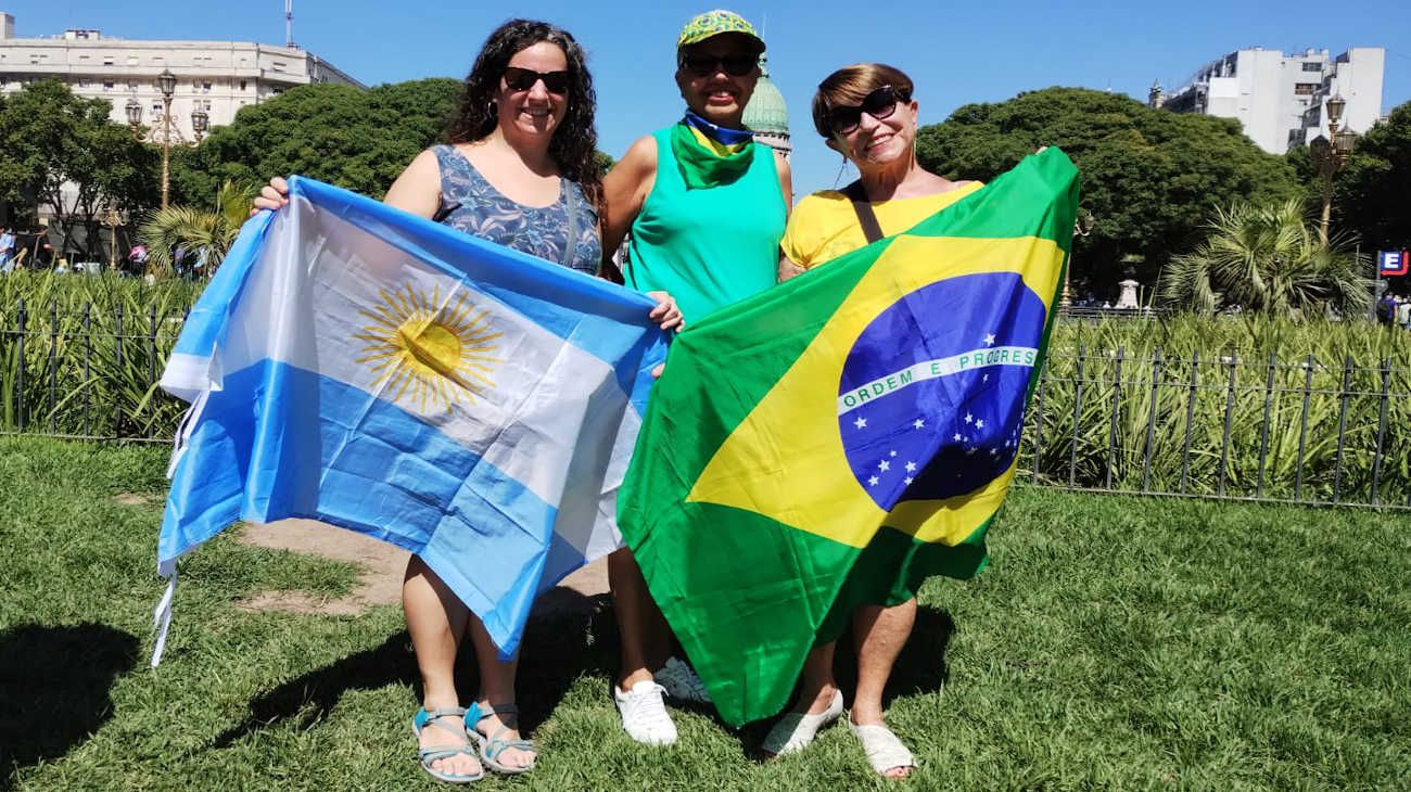 Partidarios de Bolsonaro llevaron banderas de Brasil para respaldar a Javier Milei