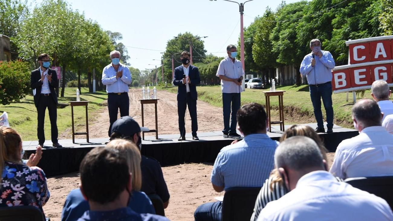Kicillof presentó un plan para mejorar 1.500 kilómetros de caminos rurales