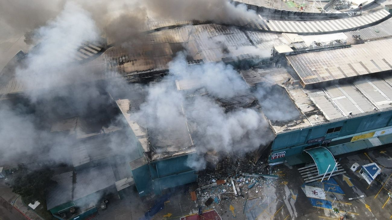 Incendio en un shopping de Punta del Este: colapsó el techo y tras 12 horas no logran controlarlo