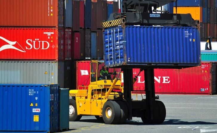 Operadores de comex reclaman acceso a divisas y ven devaluación