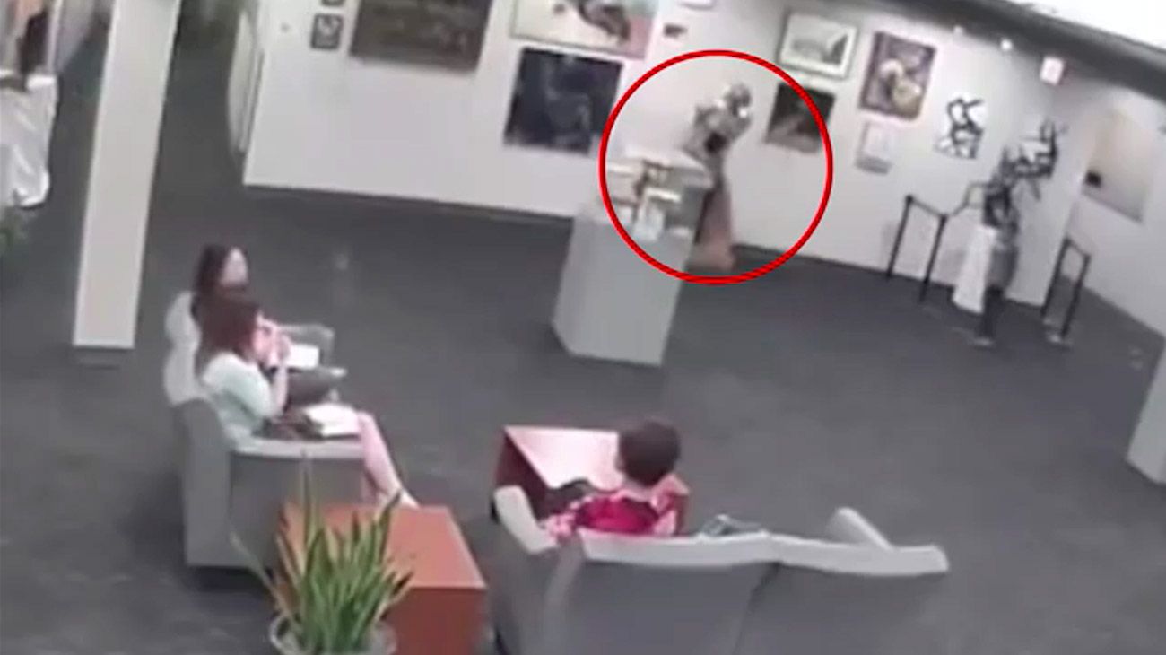 Video | Un nene rompió una escultura de 132 mil dólares y sus papás tendrán que pagarla