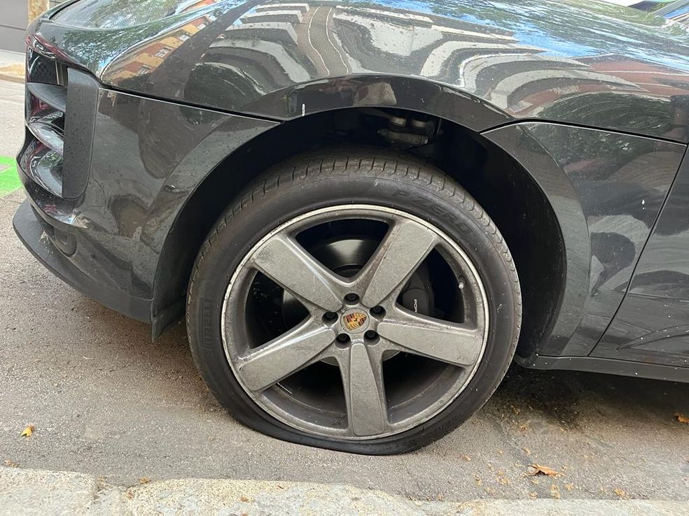 Desinflan gomas de autos para protestar: dónde actúan y qué buscan los "Tyre Extinguishers"