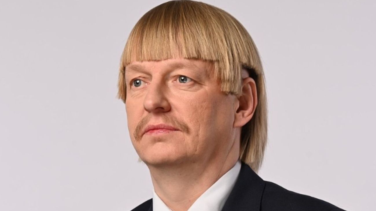 Quién es el diputado de ultraderecha del extrañísimo peinado "a lo Playmobil"