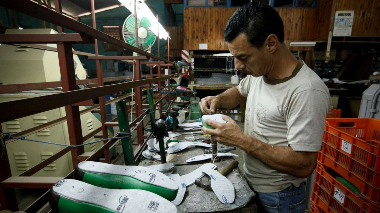 Según el Indec, los salarios volvieron a perder contra la inflación en noviembre