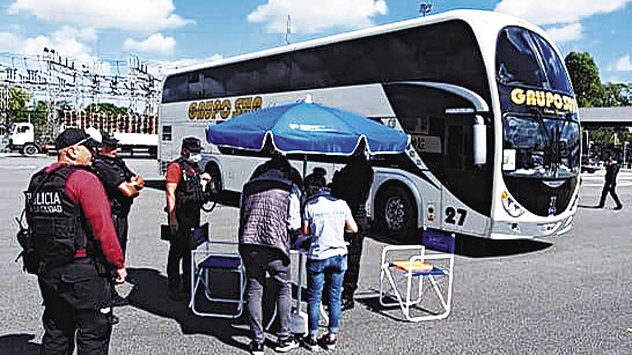 Detienen un micro que provenía de Mendoza con turistas europeos