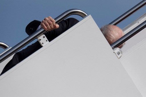 Tropiezo de Biden en el Air Force One despertó la preocupación por su salud