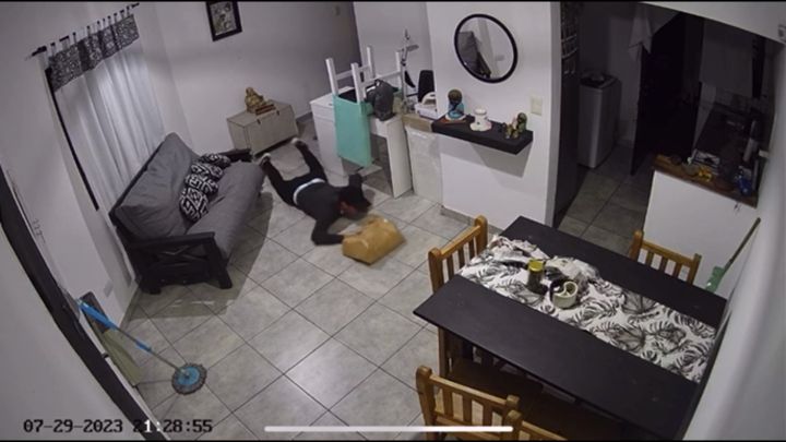 Video: entraron a una casa arrastrándose y robaron una suma millonaria