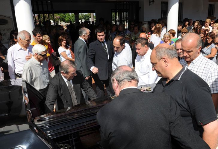 Echaron del velatorio al viudo de la maestra
