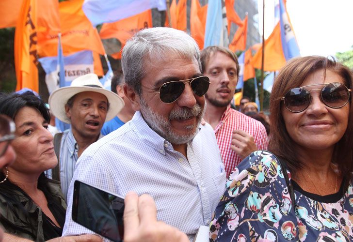 ¿Expulsado? Aníbal F. no entró al palco de la CGT y se excusó: "Pasé a saludar"