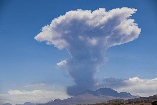 El volcán Lascar de Chile generó un sismo y una inmensa columna de humo