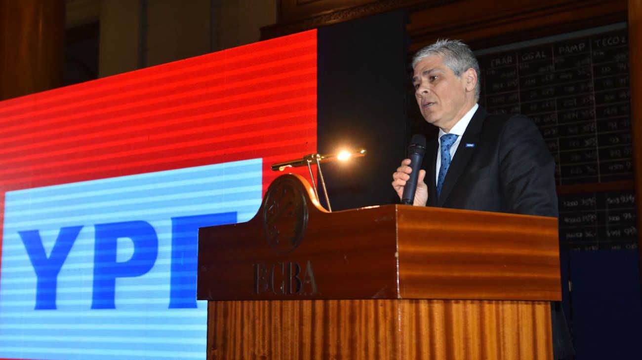 El presidente de YPF anunció que con el Conicet inaugurará una fábrica de baterías de litio
