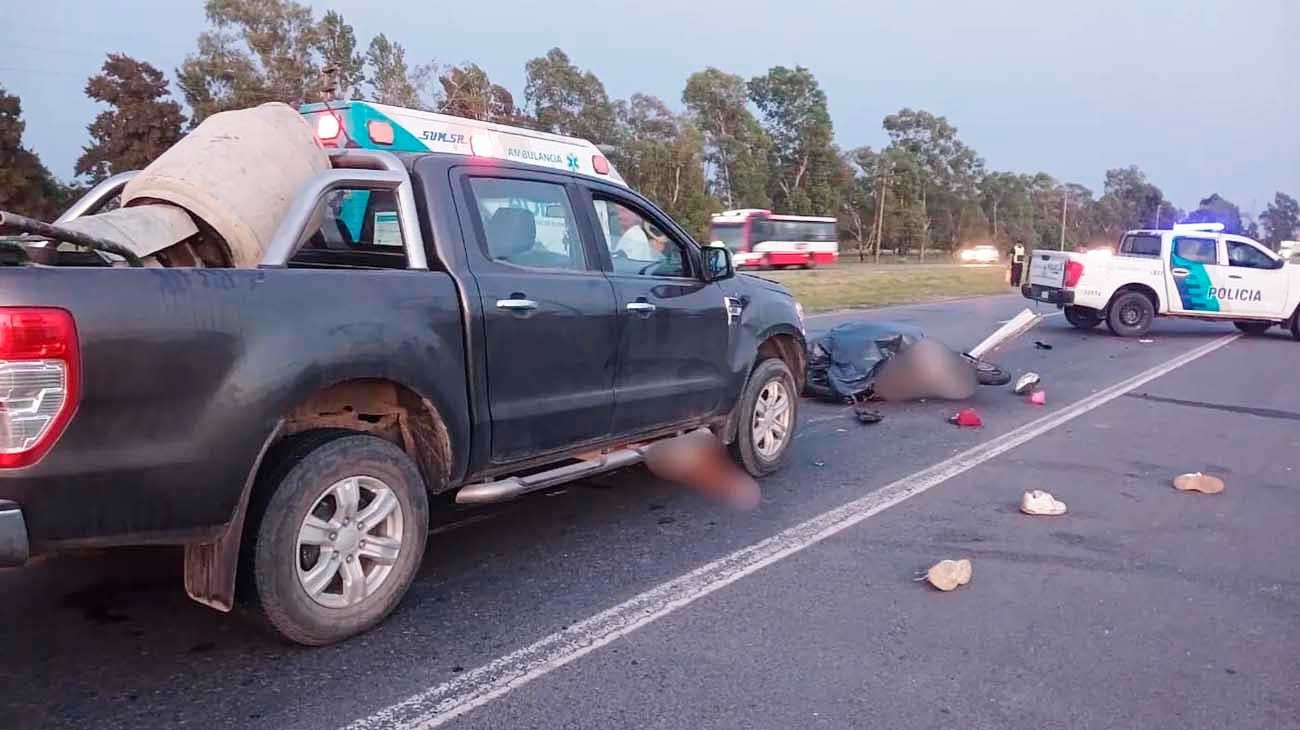 Cuatro jóvenes viajaban en una moto y murieron en un choque